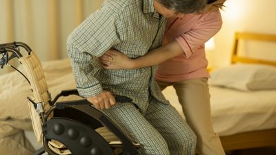 Besuchsverbote und Aussetzung von Pflege-TÜV: Weniger Bürokratie für Altenheime