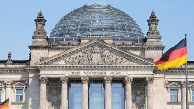 Unbekannte verüben Brandanschlag auf Berliner Reichstagsgebäude – Mutmaßliche Täterin stellt sich
