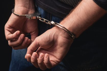 Mutige Seniorin legt zwei Trickbetrüger herein – Polizei nimmt beide Männer fest