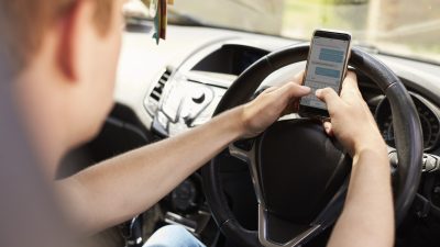 KI verteilt Strafzettel – Australier kassieren fünf Punkte bei Handy-Nutzung im Auto