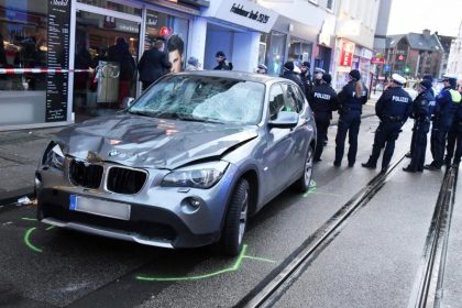 Unfall an Straßenbahn-Halt: Verletzte noch in Lebensgefahr