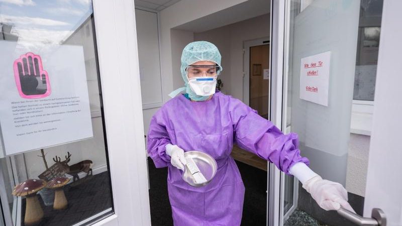 Corona-Pandemie im Newsticker 5.4.: Deutschland: Über 100.000 positiv getestete Personen – Großbritanniens Premier Johnson prophylaktisch im Krankenhaus