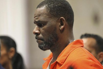 R. Kelly Prozess verzögert sich – US-Popsänger plädiert erneut auf nicht schuldig