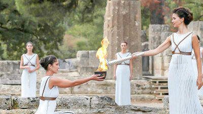 Feuer für Olympische Spiele 2020 im antiken Olympia entfacht