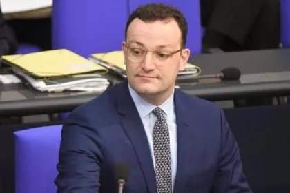 Spahn: Erste Lockerungen von Corona-Restriktionen bei Wohlverhalten der Bürger nach Osterferien möglich