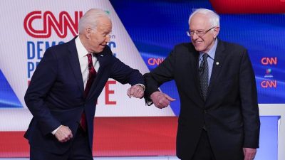 Duell im Schatten der Corona-Krise: Biden und Sanders begrüßen sich per Ellenbogen