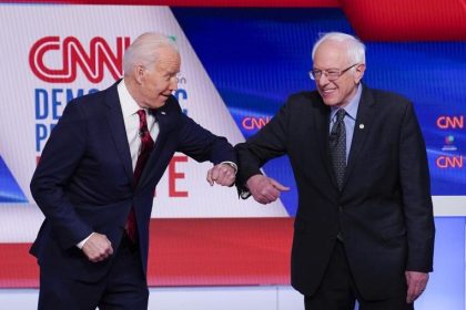 Duell im Schatten der Corona-Krise: Biden und Sanders begrüßen sich per Ellenbogen