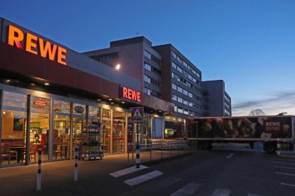 Lebensmittehandel sucht Mitarbeiter – Gastronomie bricht ein