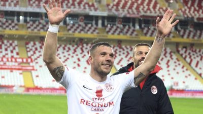 Trotz Coronakrise: Podolski feiert Sieg mit Antalyaspor