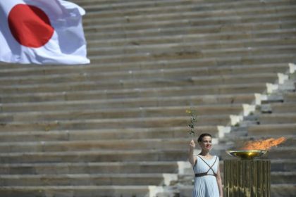 Olympisches Feuer bei Mini-Feier an Tokio übergeben