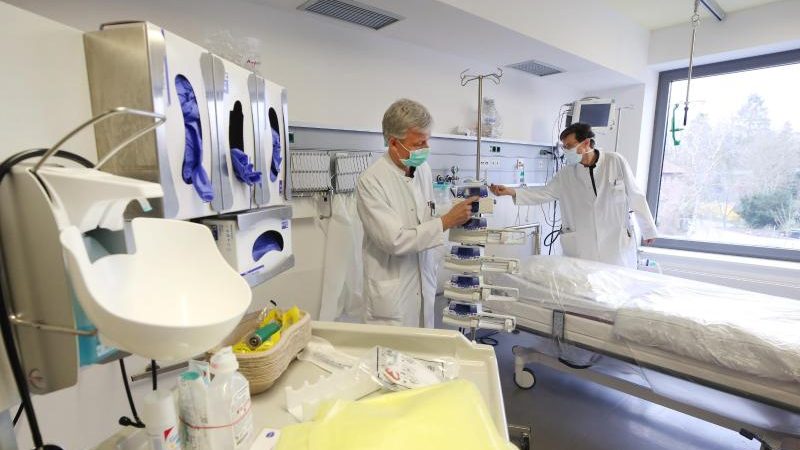 AOK Krankenhaus-Report 2021: Jeder zweite beatmete COVID-19-Patient ist gestorben