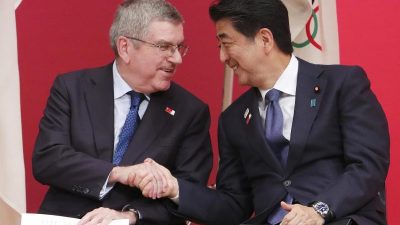 IOC-Präsident Bach und Abe reden über Olympia-Verschiebung
