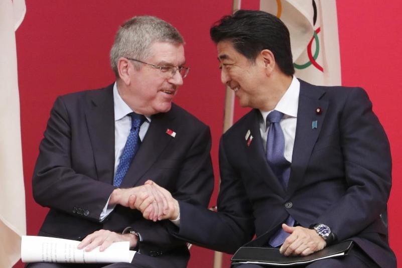 IOC-Präsident Bach und Abe reden über Olympia-Verschiebung