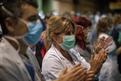 Ein Fünkchen Hoffnung: Spanien meldet vergleichsweise niedrigen Anstieg von Infektionen