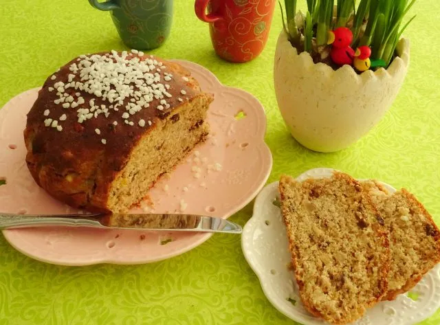 Das Osterbrot schmeckt, pur oder mit süßen Beilagen, frühs und nachmittags gleichermaßen.