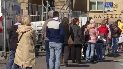 Dresden verteilt kostenlose Gesichtsmasken – Menschen stehen fast einen Kilometer Schlange