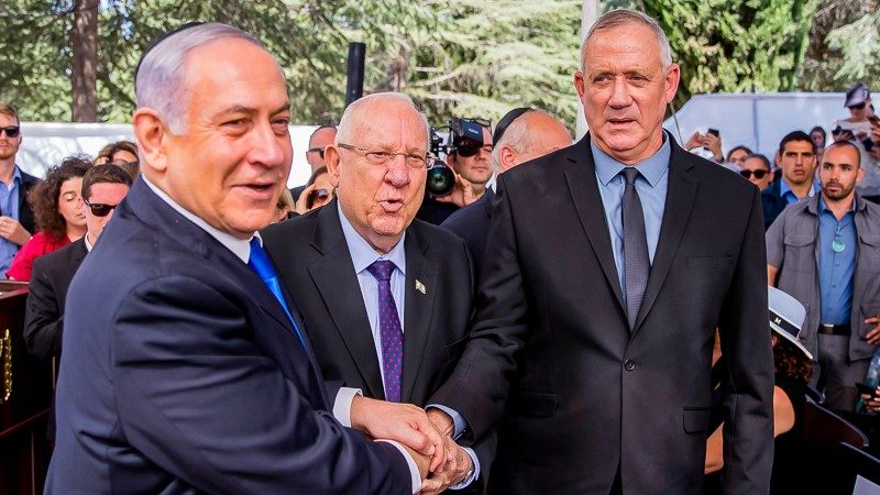 Einigung in Israel: Netanjahu bleibt zunächst Ministerpräsident