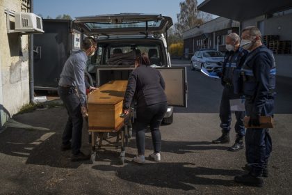 Pariser Lebensmittel-Großmarkt muss Särge aufnehmen