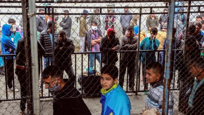 Griechenland siedelt ältere und kranke Flüchtlinge von Ägäis-Inseln um