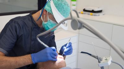 Viele Zahnärzte vor dem Aus – Patienten meiden Praxen aus Angst vor Infektion