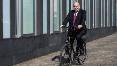 Minister Peter Altmaier holt die Hanteln wieder raus