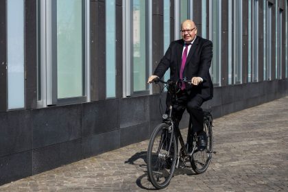Minister Peter Altmaier holt die Hanteln wieder raus