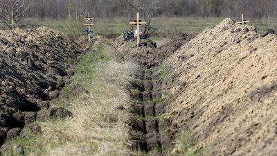„Das ist Logistik“: Bürgermeister lässt in Ukraine hunderte Gräber als Warnung vor Corona ausheben