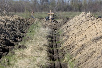 “Das ist Logistik”: Bürgermeister lässt in Ukraine hunderte Gräber als Warnung vor Corona ausheben