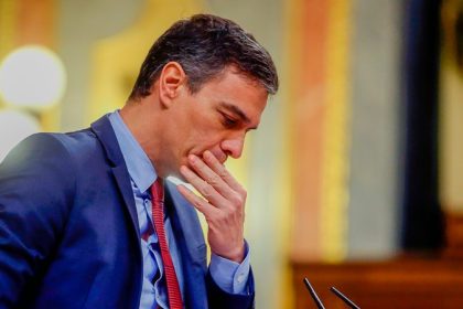 Spaniens Regierung ordnet zehntägige Staatstrauer um Corona-Tote an