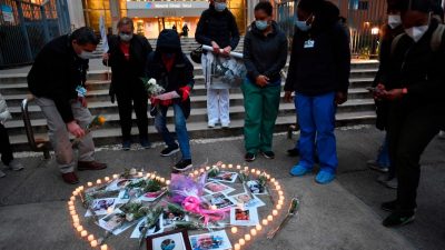 New Yorker Ärzte und Pfleger halten Nachtwache für verstorbene Kollegen ab – „Insel der Toten“ als Ruhestätte für Todesfälle