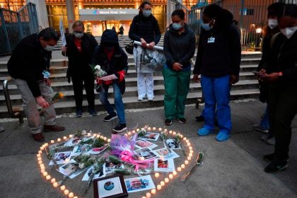 New Yorker Ärzte und Pfleger halten Nachtwache für verstorbene Kollegen ab – “Insel der Toten” als Ruhestätte für Todesfälle