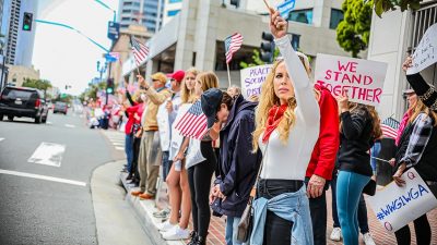 „Lasst Amerika wieder arbeiten“: Amerikaner protestieren gegen Corona-Einschränkungen