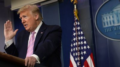 Trump weist Vorwürfe der New York Times zur späten Reaktion als „Fake News“ zurück