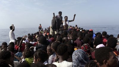 Schiff setzt 400 Migranten an Siziliens Küste ab