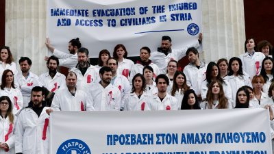 Griechische Ärzte demonstrieren gegen Arbeitsbedingungen im öffentlichen Sektor