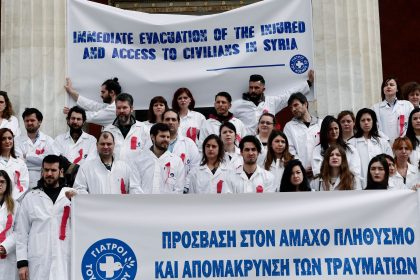 Griechische Ärzte demonstrieren gegen Arbeitsbedingungen im öffentlichen Sektor