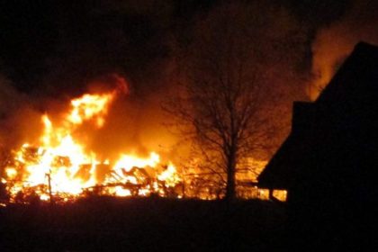 Feuerwehrgroßeinsatz in Hamburg – Bootslager bei Moorfleet brennt lichterloh