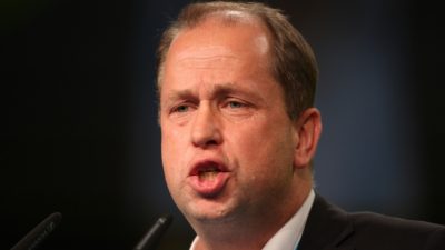 NRW-Familienminister fordert: Nicht der Meinung einzelner Wissenschaftler „unterwerfen“