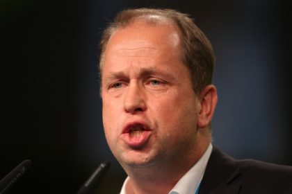 NRW-Familienminister fordert: Nicht der Meinung einzelner Wissenschaftler „unterwerfen“