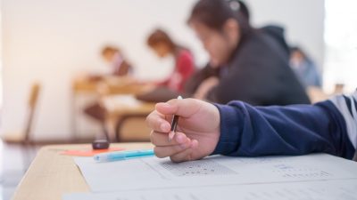 Lehrerverband sieht Millionen Schüler durch Corona-Krise abgehängt – DGB und GEW wollen auf Abschlussprüfungen verzichten