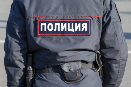 Mann in Russland erschießt fünf Menschen wegen “lauten Sprechens”