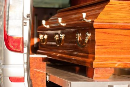 Für tot erklärte Frau wacht vor ihrer Beerdigung im Leichensack auf