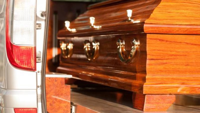 Für tot erklärte Frau wacht vor ihrer Beerdigung im Leichensack auf
