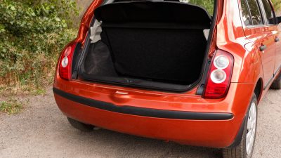 Coronakrise stresst Autofahrer: Mann sperrt sich versehentlich im eigenen Kofferraum ein