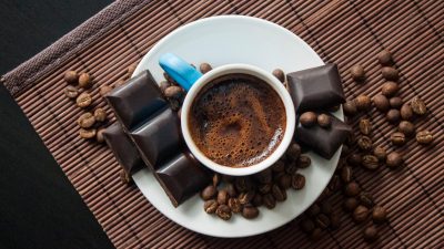 Kaffee und dunkle Schokolade passen perfekt zusammen.