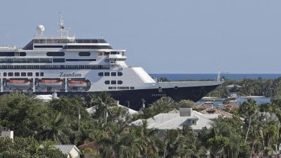 Passagiere verlassen Kreuzfahrtschiff „Zaandam“ in Fort Lauderdale