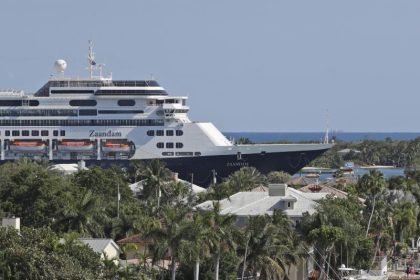Passagiere verlassen Kreuzfahrtschiff “Zaandam” in Fort Lauderdale
