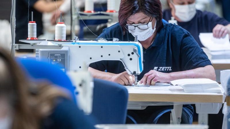 Deutsche Textilindustrie produziert wöchentlich 22 Millionen Masken – vielen Betrieben droht trotzdem das Aus