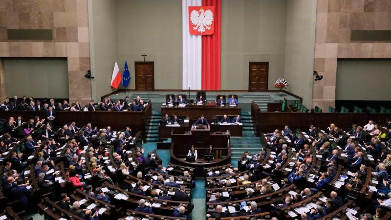 Polen muss Gesetz zur Disziplinierung von Richtern aussetzen