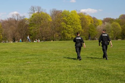 Wenig Verstöße gegen Kontaktregeln – Polizisten in Frankfurt bei Kontrolle attackiert